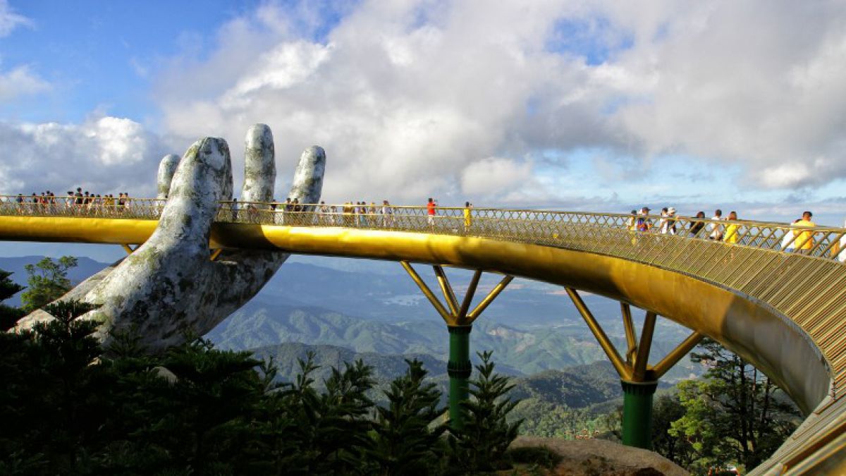 golden bridge ba na hills from tien sa port